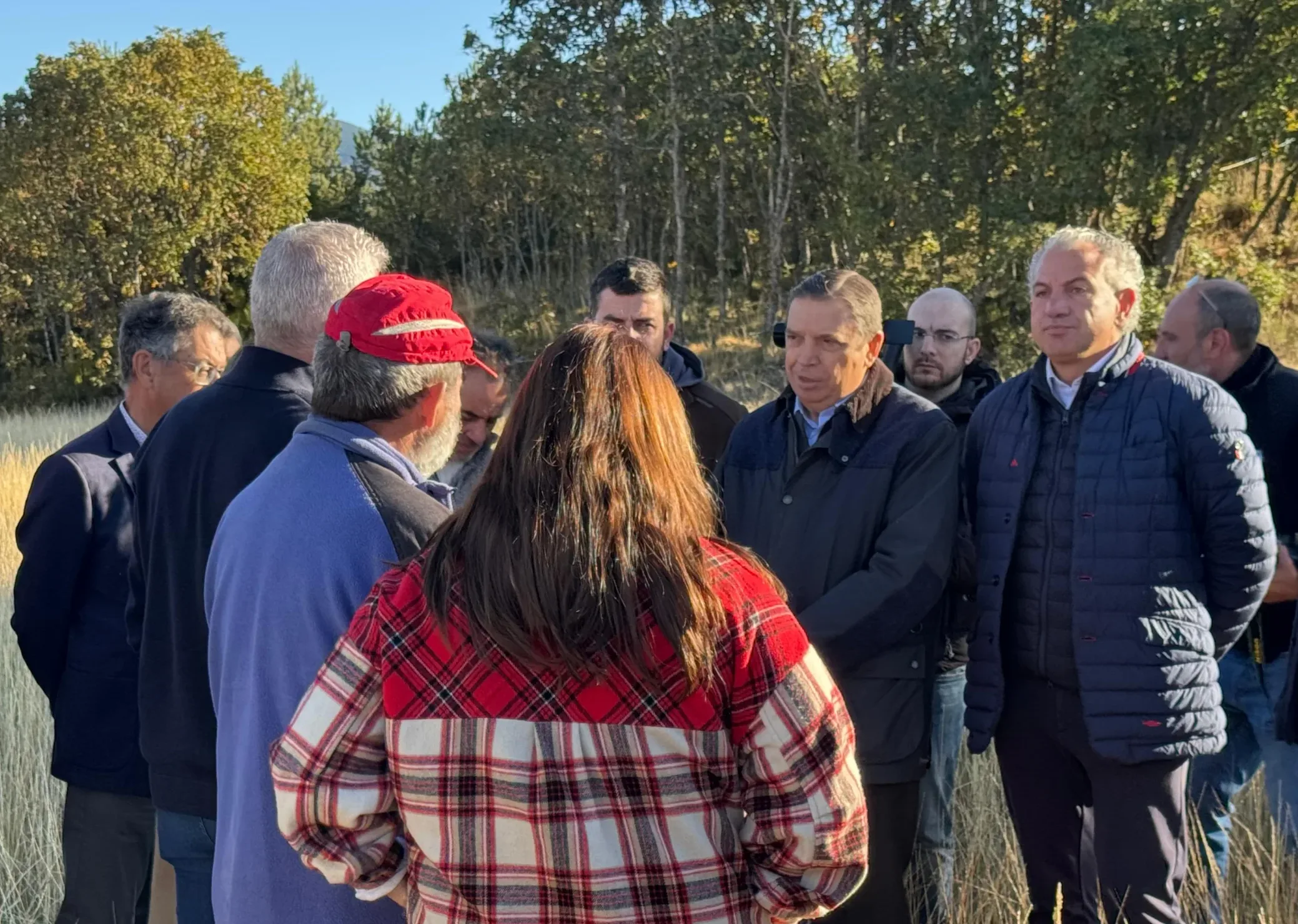 El ministro de Agricultura anuncia en Igüeña nuevas ayudas a los afectados por los incendios que se abonarán antes del 31 de diciembre