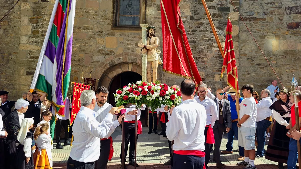 FOTOS | La solemne misa y procesión del Cristo en Bembibre congregan a miles de fieles en un día radiante