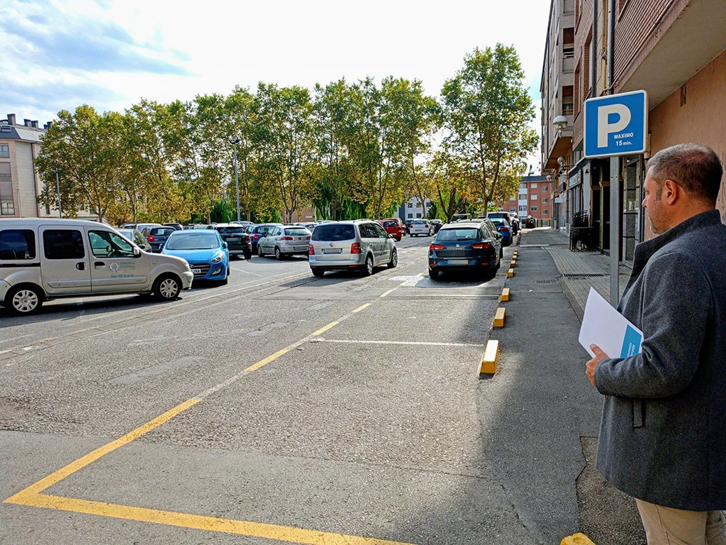Habilitada una zona para paradas de 15 minutos en el aparcamiento aledaño a la plaza Tierno Galván