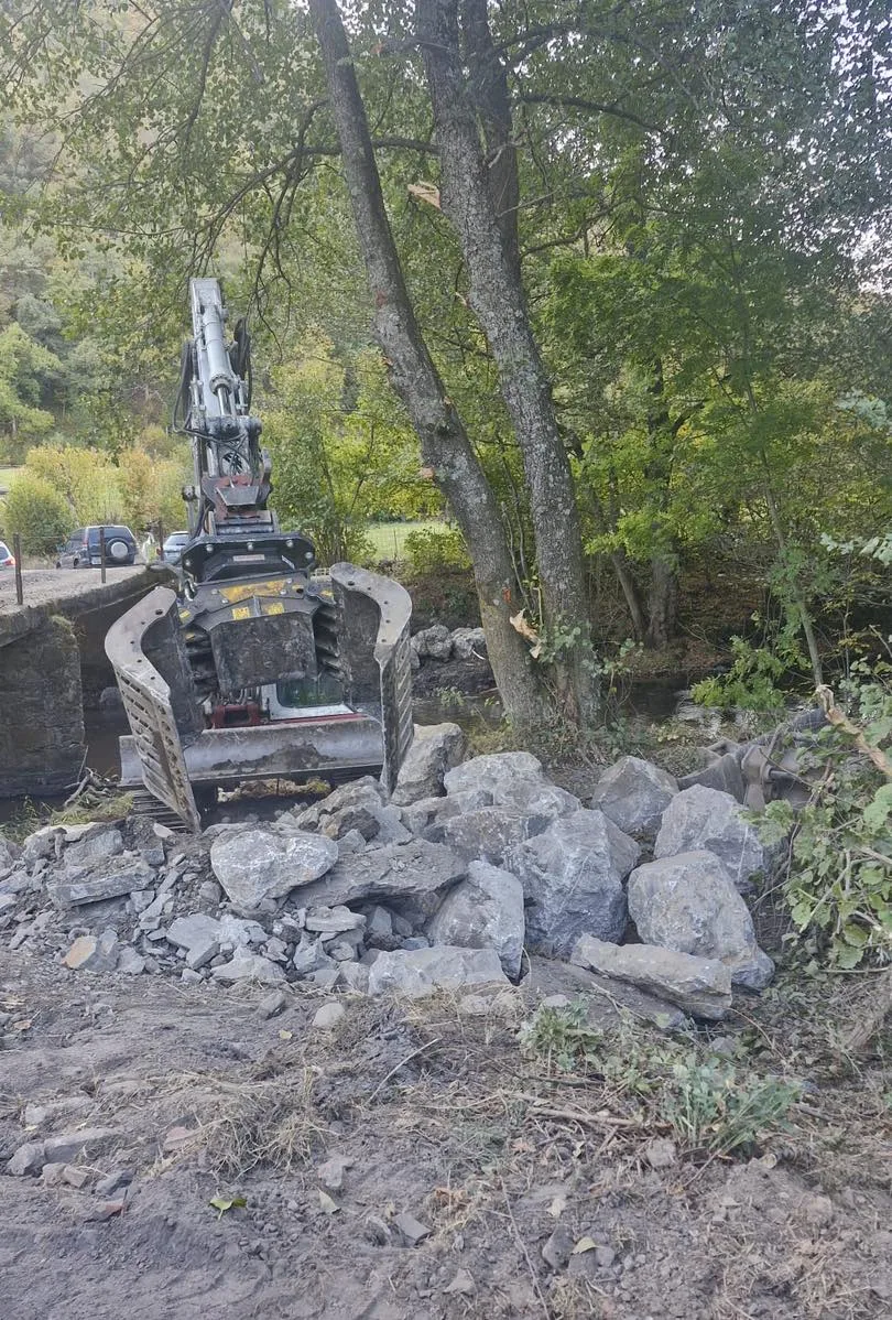 El Ayuntamiento de Villablino actúa en el arroyo La Fleitina para proteger el puente de acceso a Las Poulas