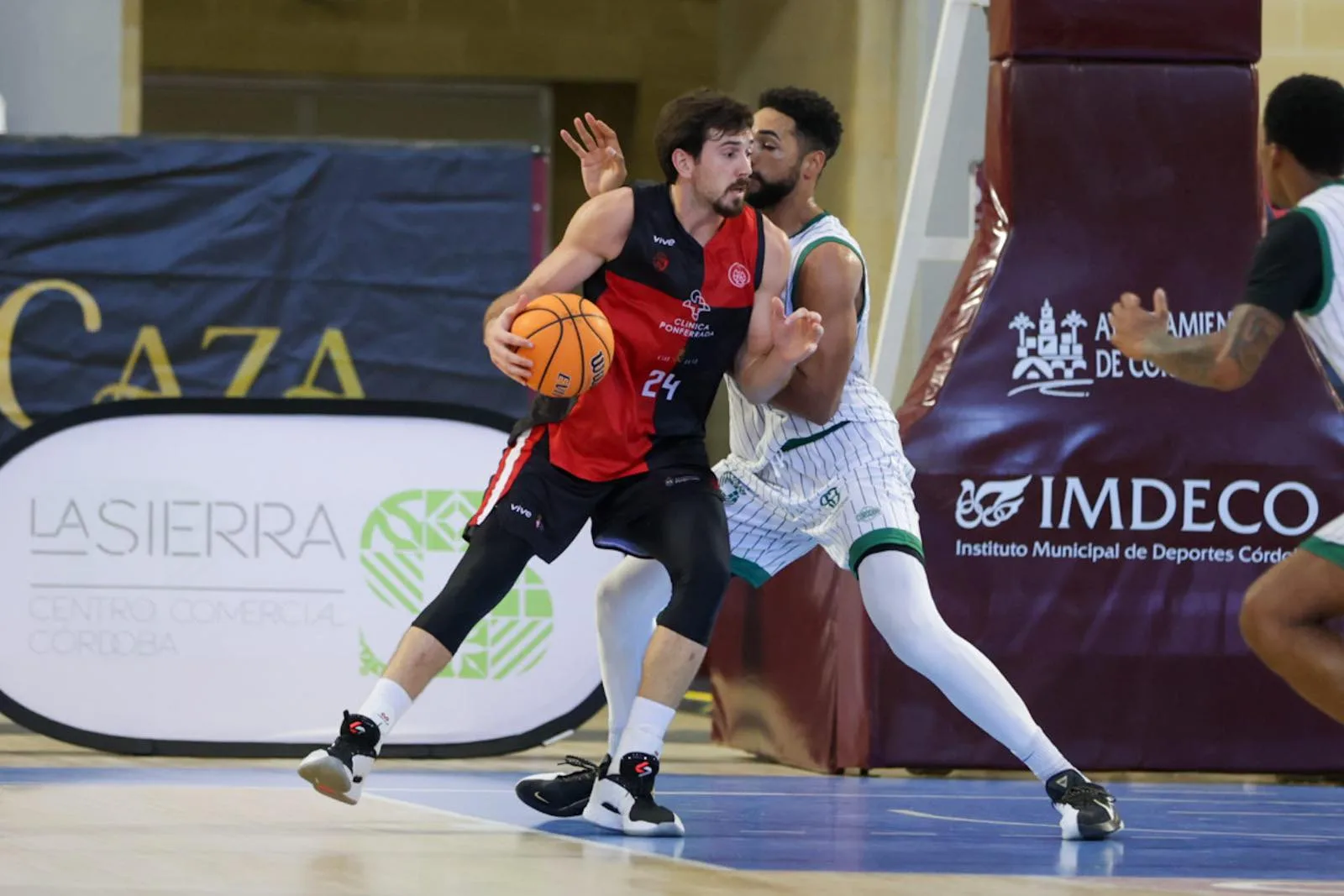 Clínica Ponferrada compite hasta el final pero cae ante el potente Coto Córdoba