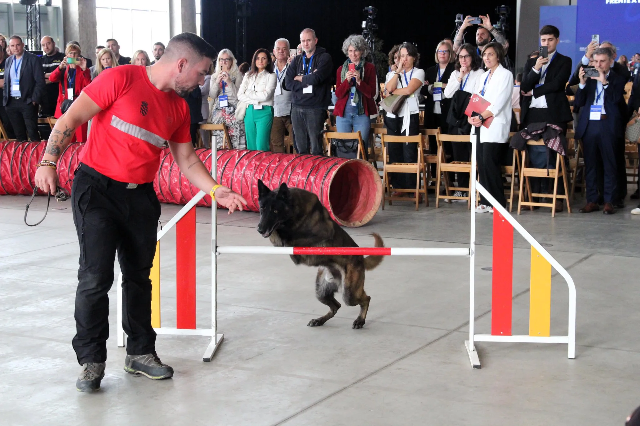 La UME realiza una exhibición canina en La Térmica Cultural