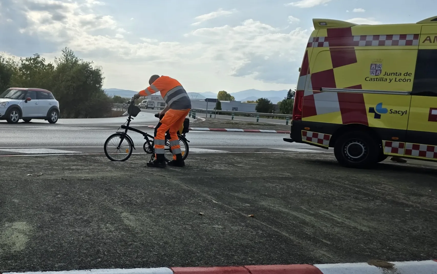 FOTOS | Herido un ciclista en una colisión con un turismo en el cruce de la N-536 y la terminal de mercancías