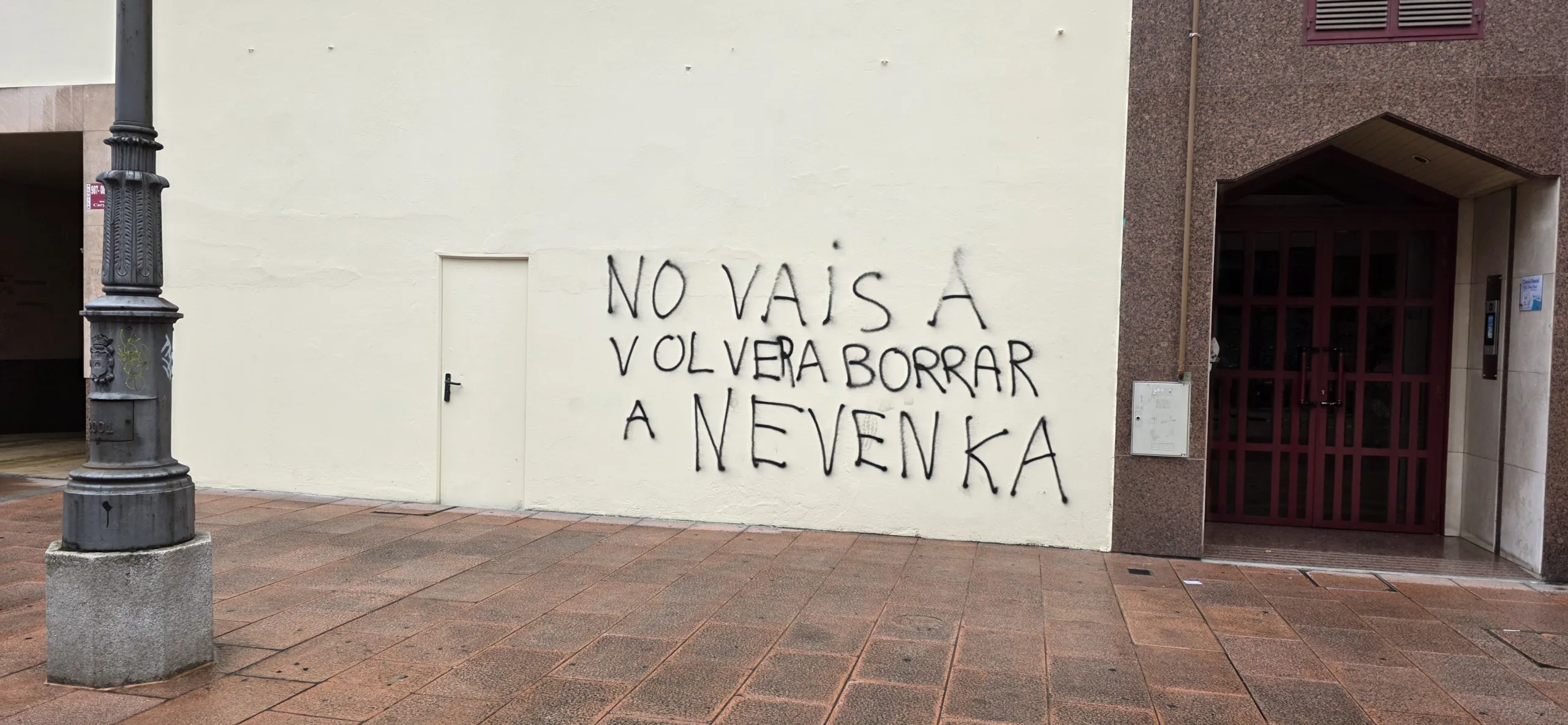 Una pintada rescata la memoria de Nevenka Fernández tras el borrado del mural original