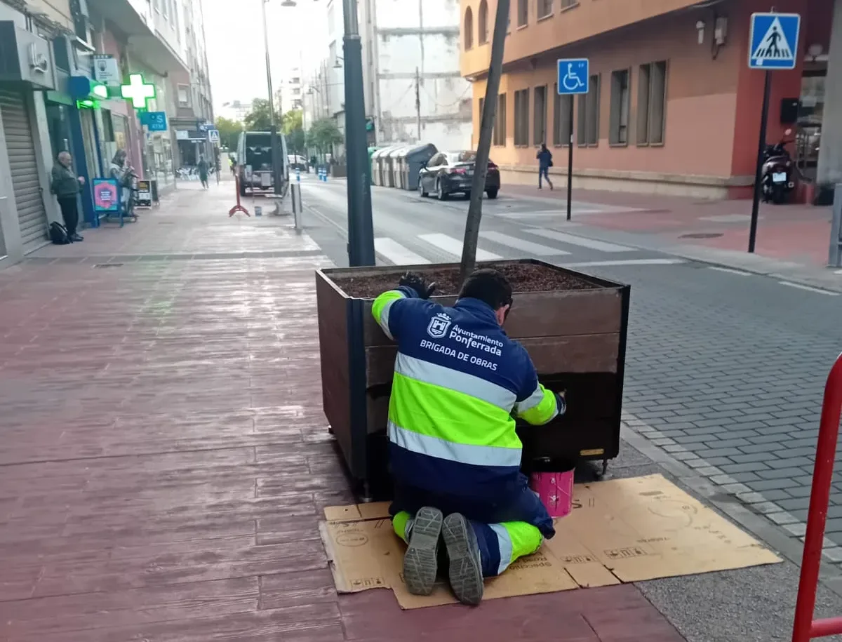 FOTOS | La Brigada de Obras intensifica la campaña de señalización y mejora del mobiliario urbano en Ponferrada