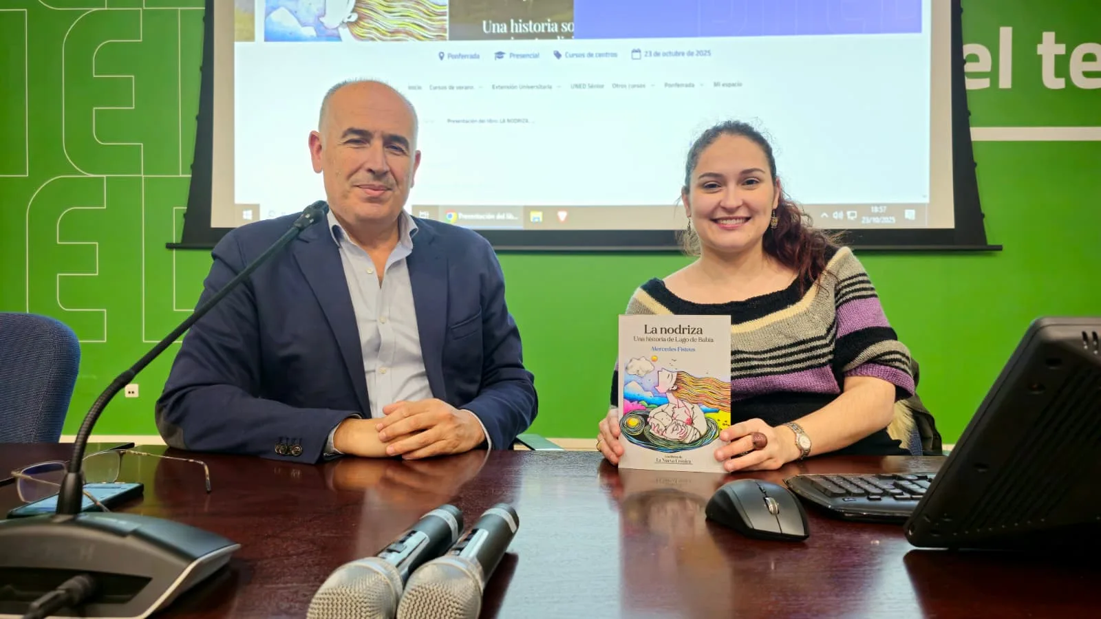 FOTOS Y VIDEO | Mercedes Fisteus presenta en la UNED de Ponferrada su nueva novela 'La nodriza', un canto a la magia y la tradición de Babia y Laciana