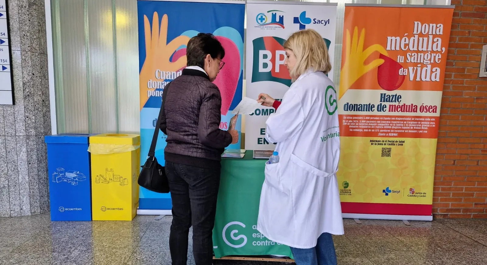 La AECC instala una mesa informativa en el hospital con motivo del Día Internacional del cáncer de mama