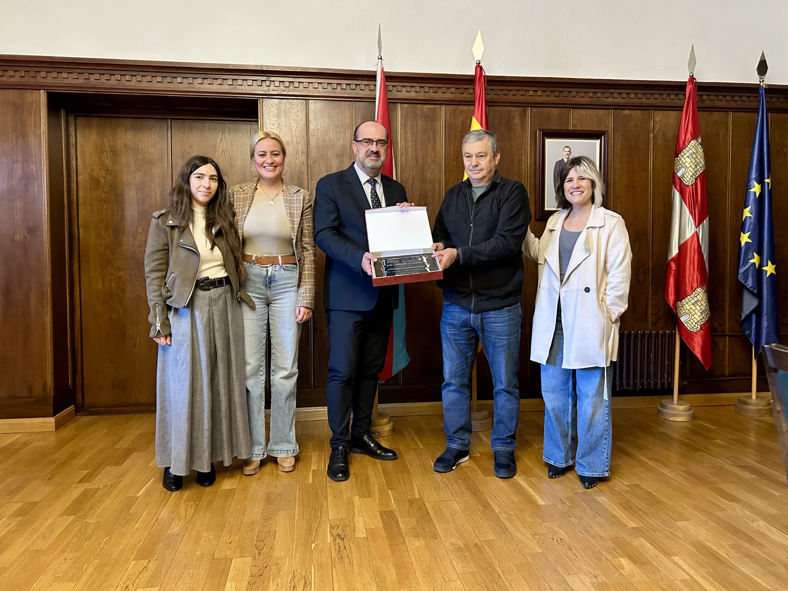 El Ayuntamiento de Ponferrada reconoce al Centro de Tratamiento del Alcoholismo BEDA por su 50 aniversario