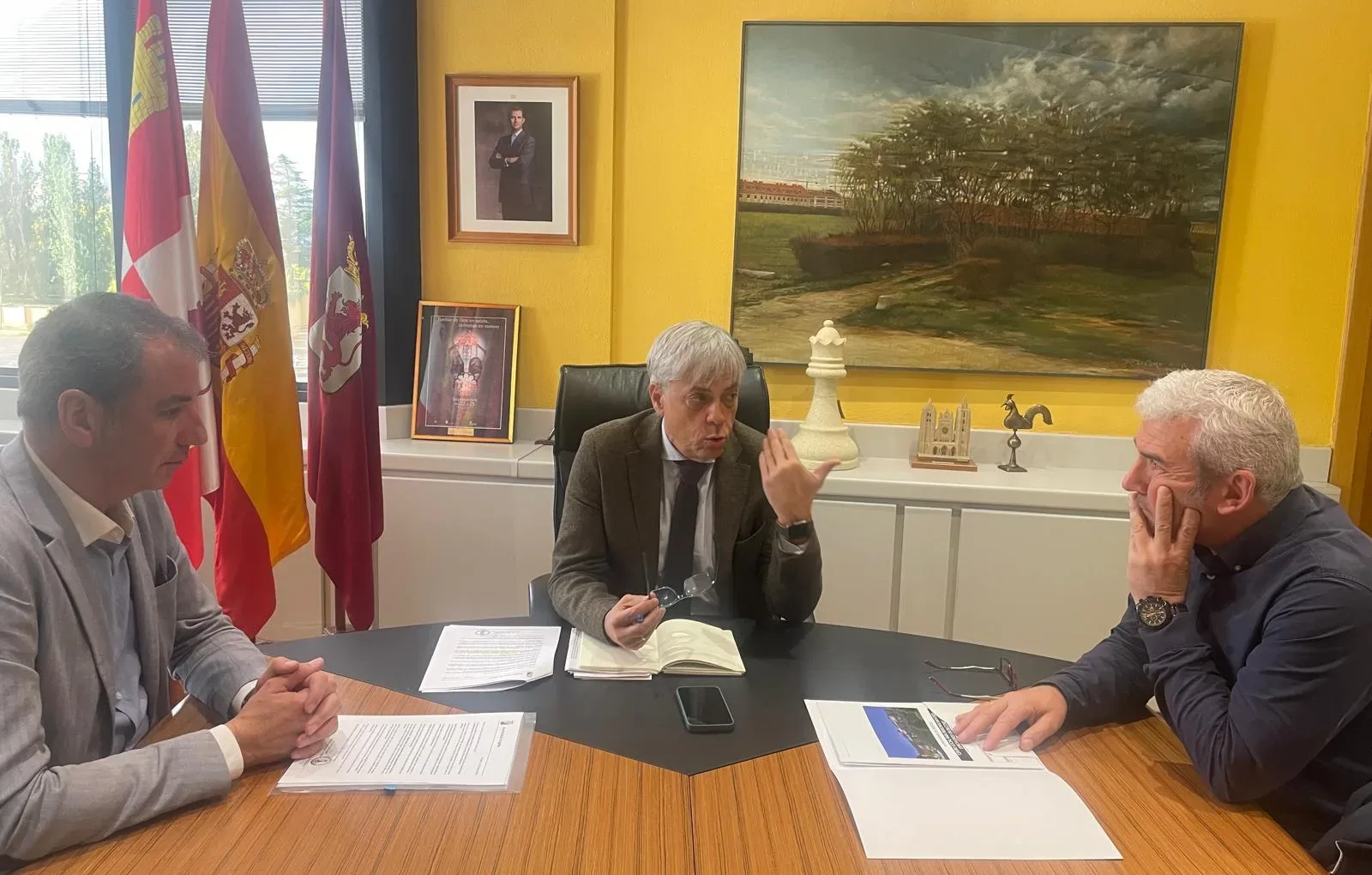 El alcalde de Igüeña busca la colaboración de la Junta para construir un centro social para personas mayores especializado en silicosis