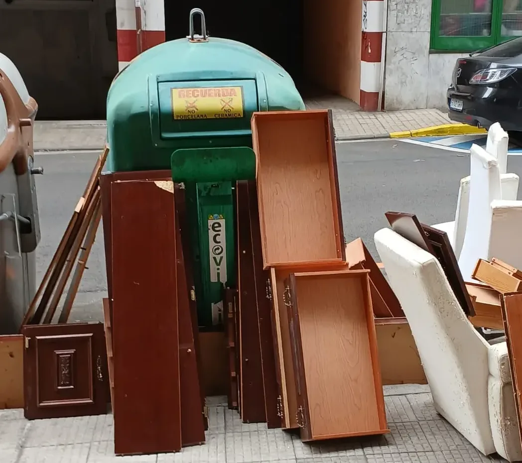 Medio Ambiente insta a utilizar el servicio sin coste de recogida de enseres voluminosos en lugar de depositarlos al lado de contenedores
