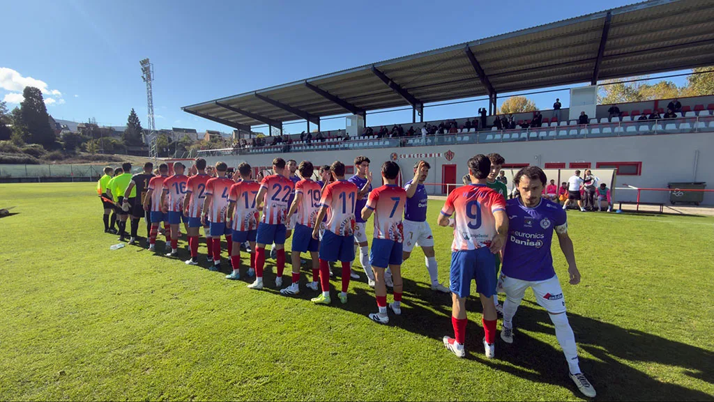 El Atlético Bembibre cae ante el líder Cristo Atlético en un partido igualado (0-1)