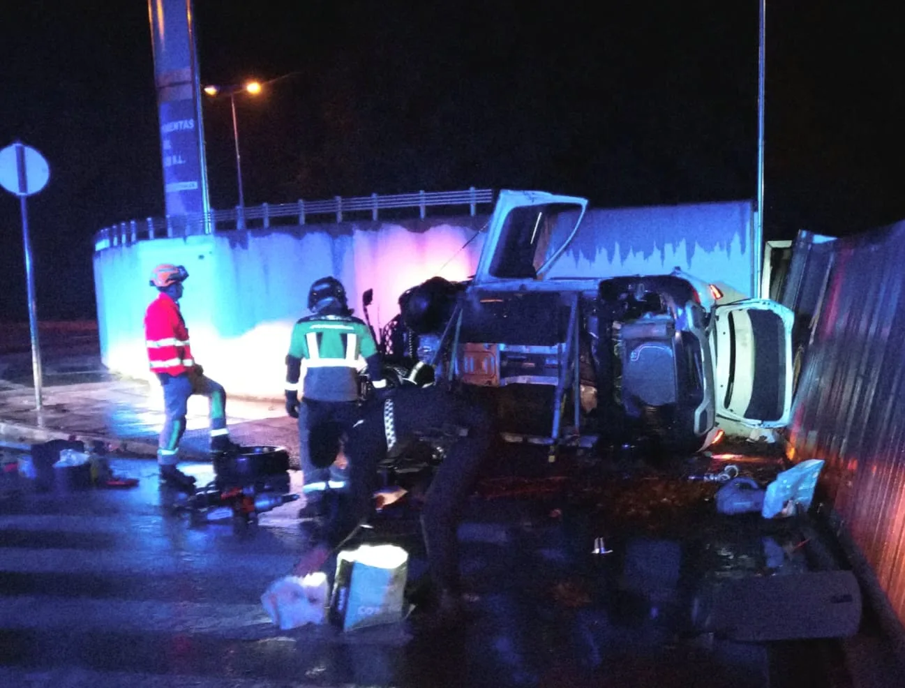 Complejo rescate de los bomberos a la conductora de un vehículo accidentado en Ponferrada