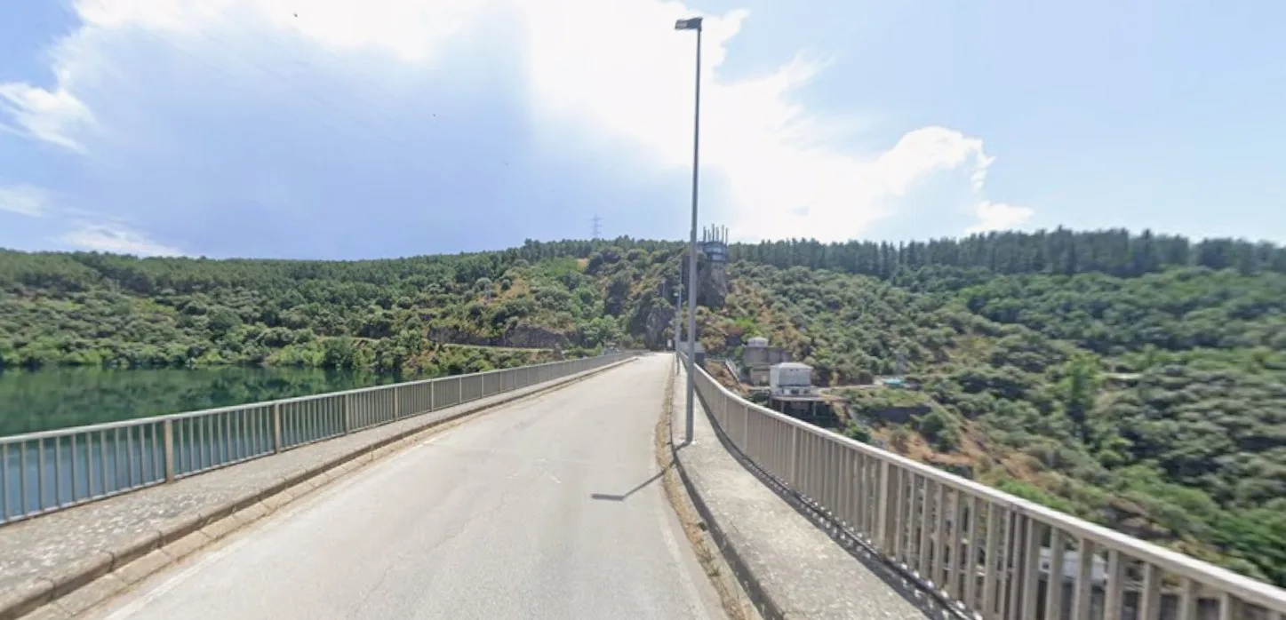 Dos personas fallecen en un trágico accidente de tráfico en el entorno de la presa de Bárcena