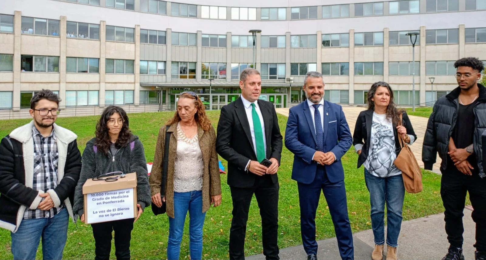 CB entrega 10.000 firmas que “recogen el sentir de la sociedad berciana” para exigir el Grado de Medicina desde primer curso en el Campus de Ponferrada