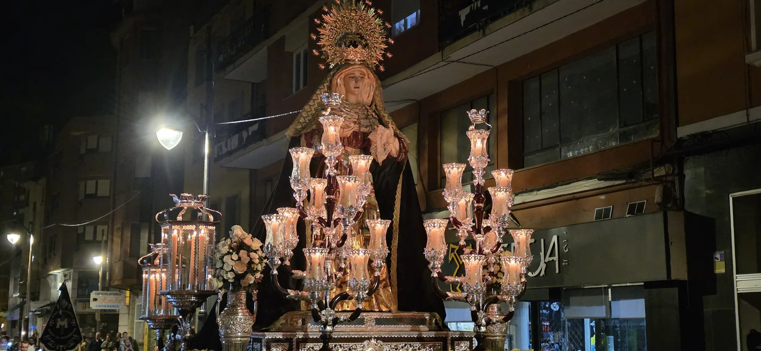 FOTOS - VIDEO | Emotivo Rosario Público de la Hermandad de Jesús del Amor en San Ignacio
