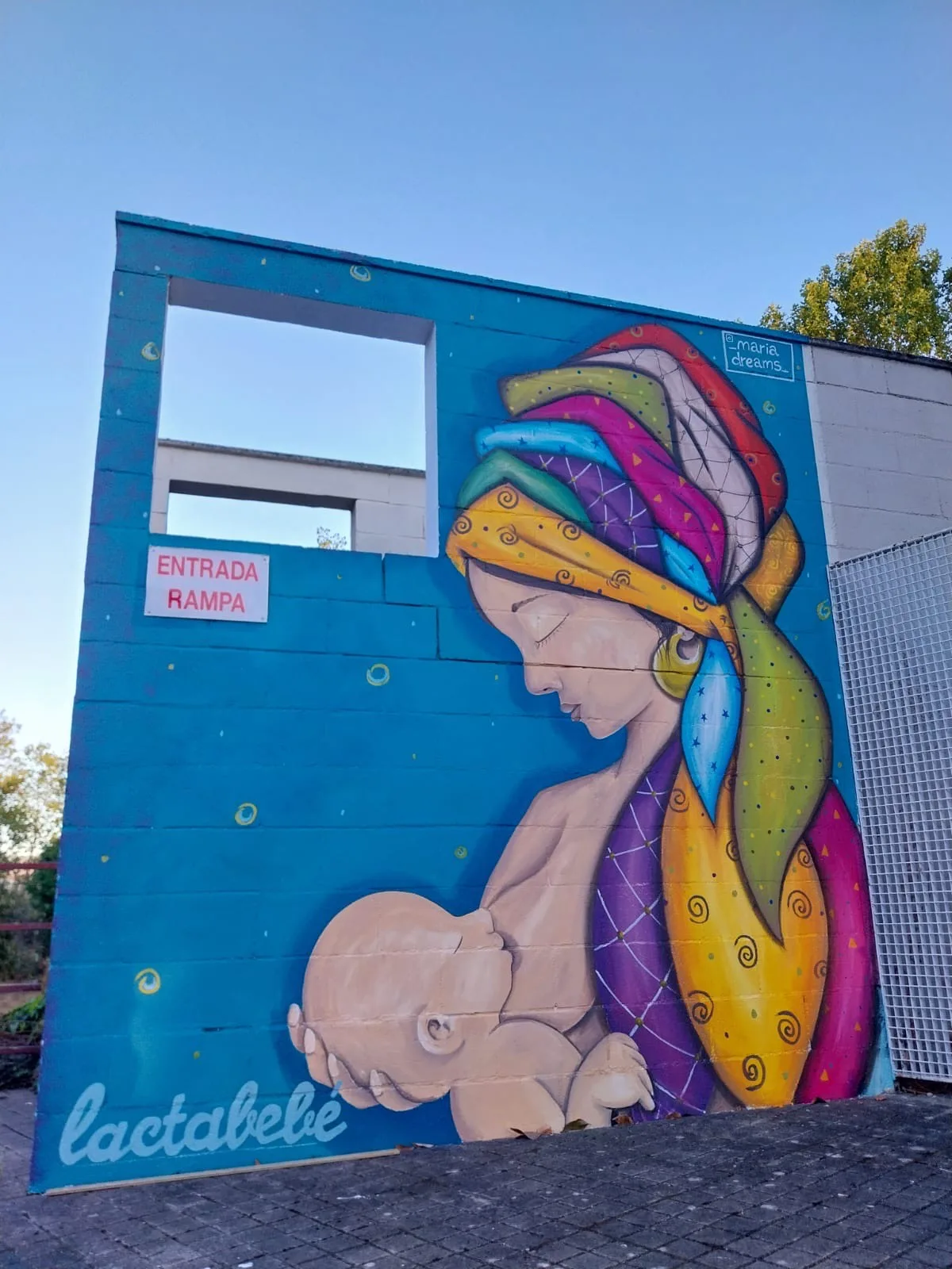 María Salas pinta un mural para Lactabebé