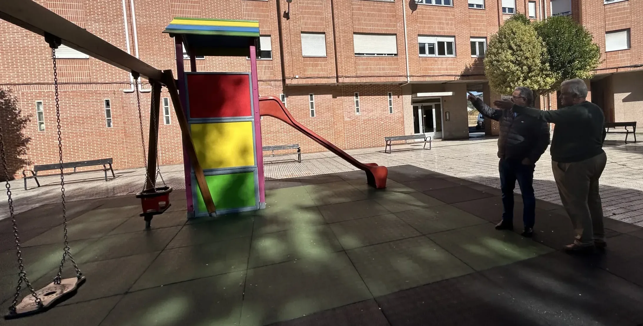 Renovación de juegos infantiles en la plaza Lutero King de Ponferrada