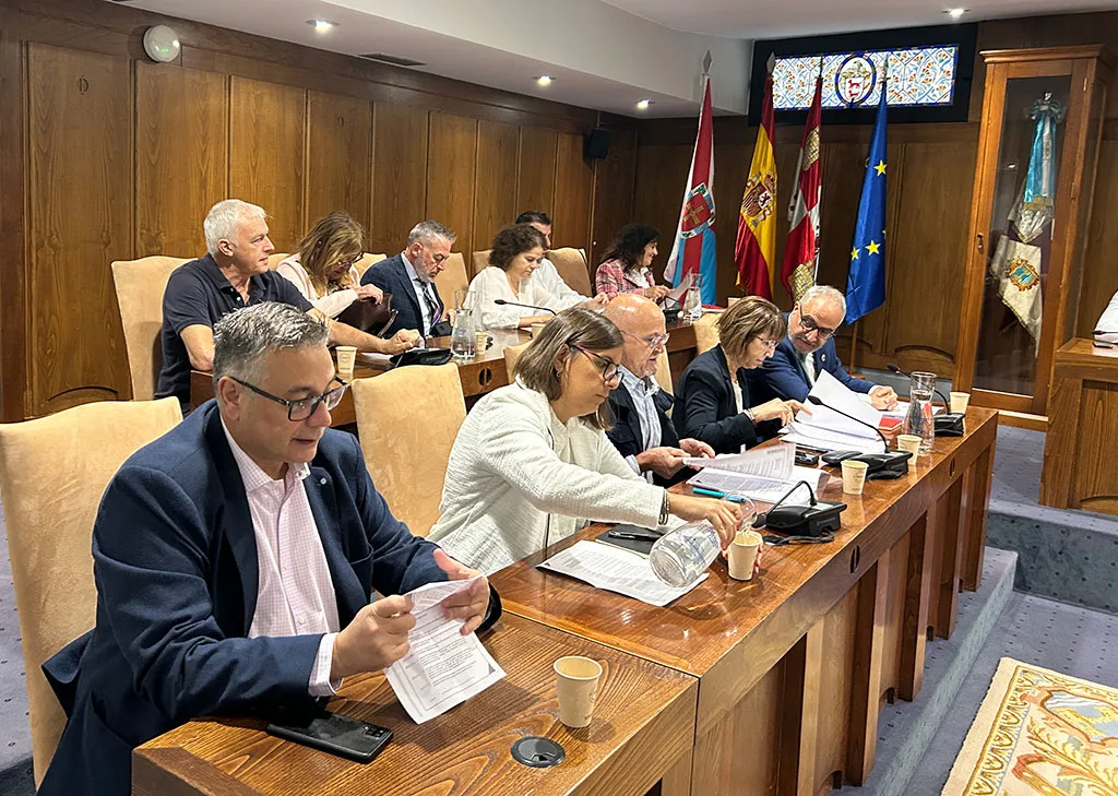 El PSOE insta al equipo de gobierno a “alcanzar acuerdos reales” sobre los nuevos contratos de transporte urbano, recogida de basura, limpieza viaria y ORA