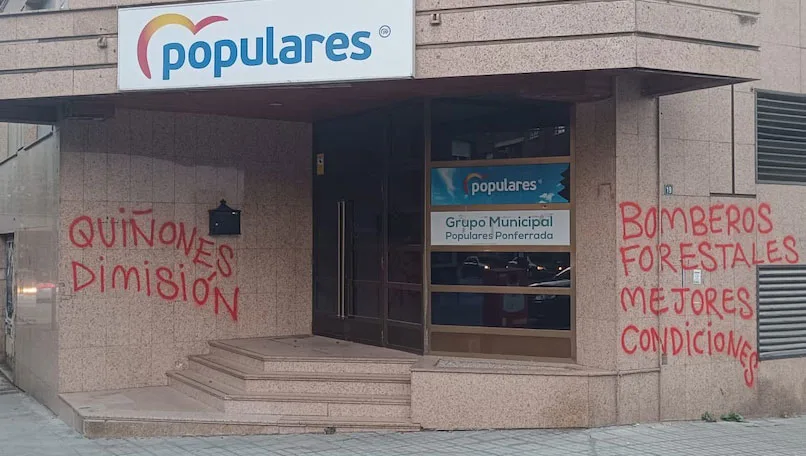Pintadas en la sede del PP de Ponferrada contra el consejero de Medio Ambiente y las condiciones del operativo anti-incendios de la Junta