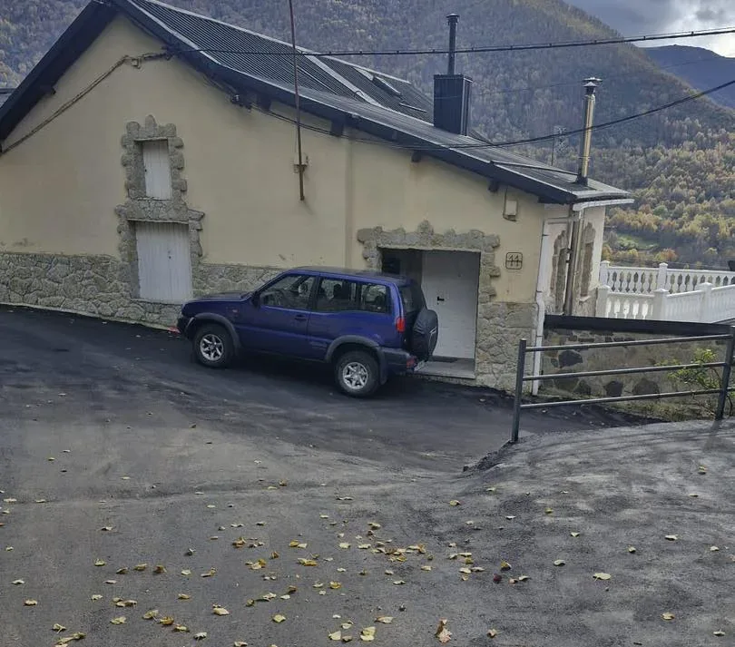 El Ayuntamiento de Villablino continúa con el plan de asfaltado en distintas zonas del Valle