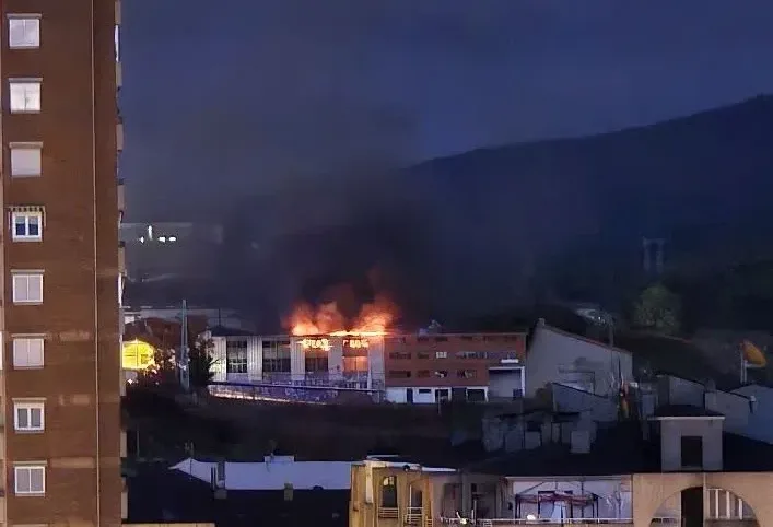 Los Bomberos de Ponferrada trabajan para sofocar un incendio en una nave del polígono de Montearenas