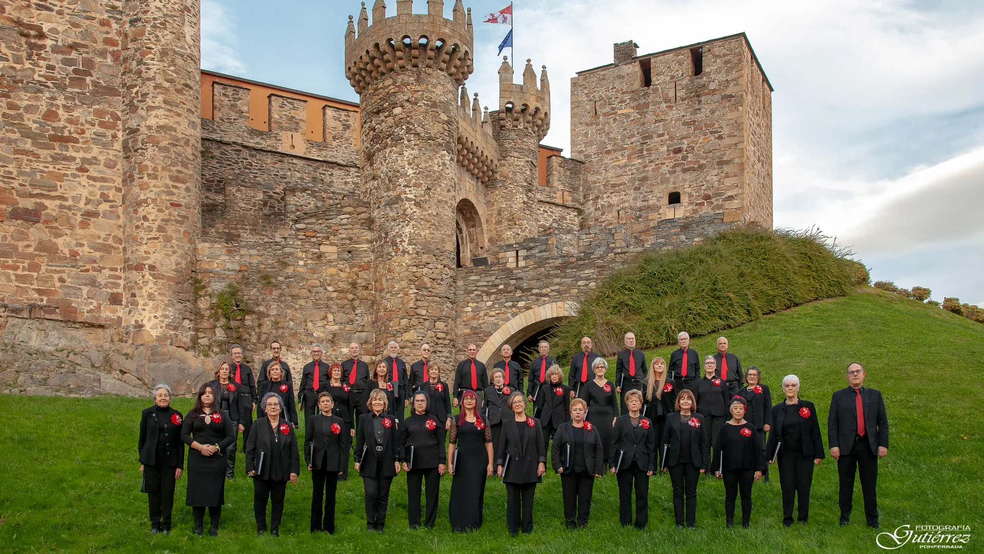 La Coral El Bierzo Canta celebra Santa Cecilia con un concierto solidario en el Castillo de los Templarios