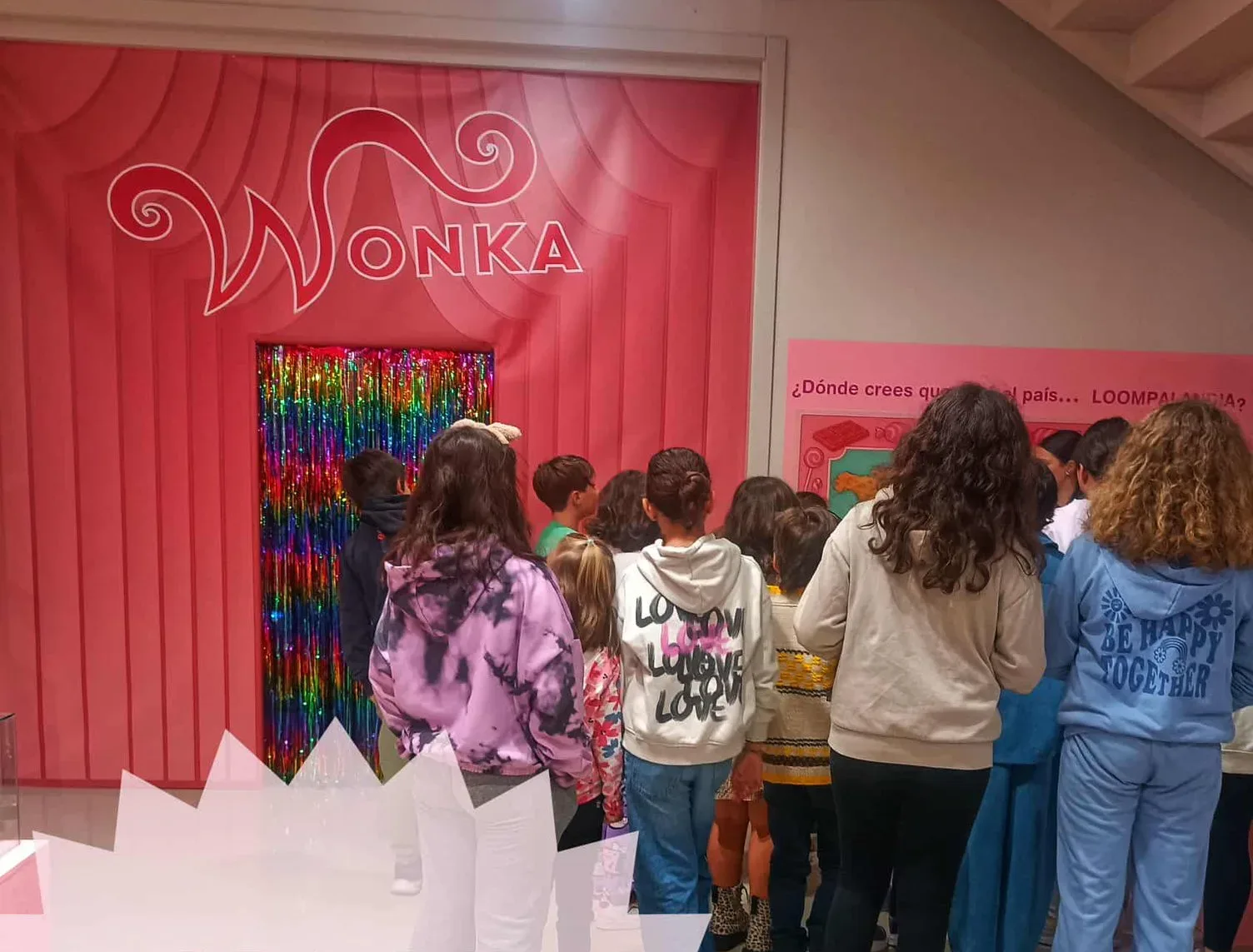 Los escolares del CRA de Carucedo disfrutan de una visita mágica a la exposición ICONOS en Carracedelo
