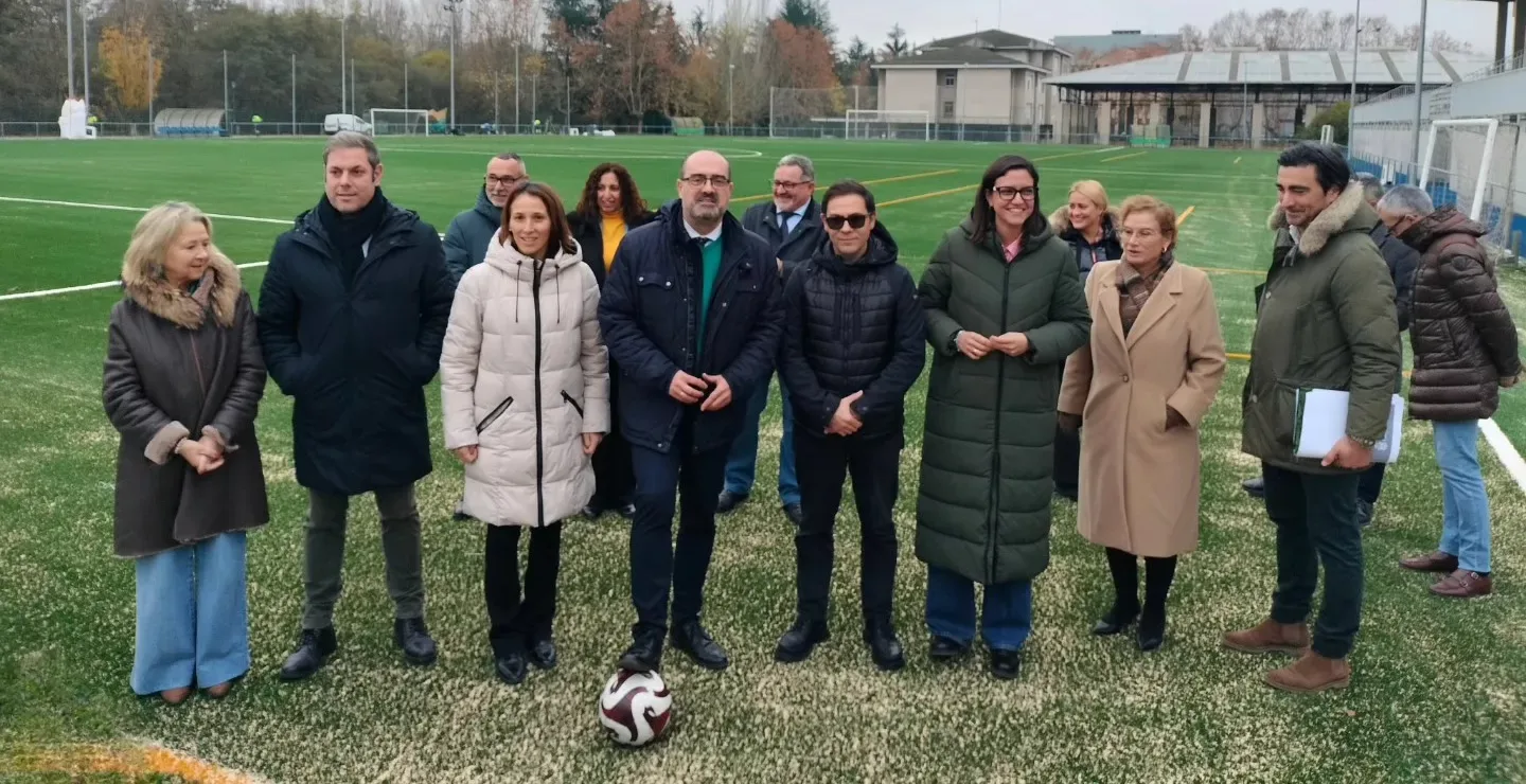 Ponferrada presenta el nuevo césped de última generación del Campo 'Manolo Peña'