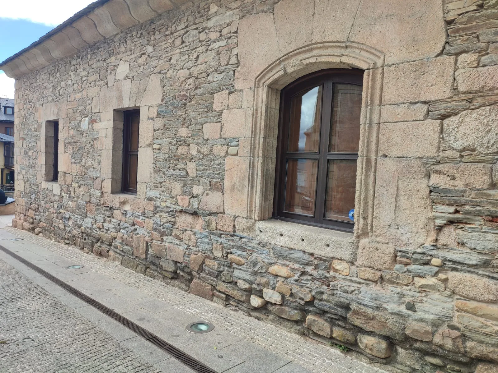 El PSOE exige reforzar la Oficina de Turismo de Ponferrada para evitar nuevos cierres y garantizar una atención digna a los visitantes