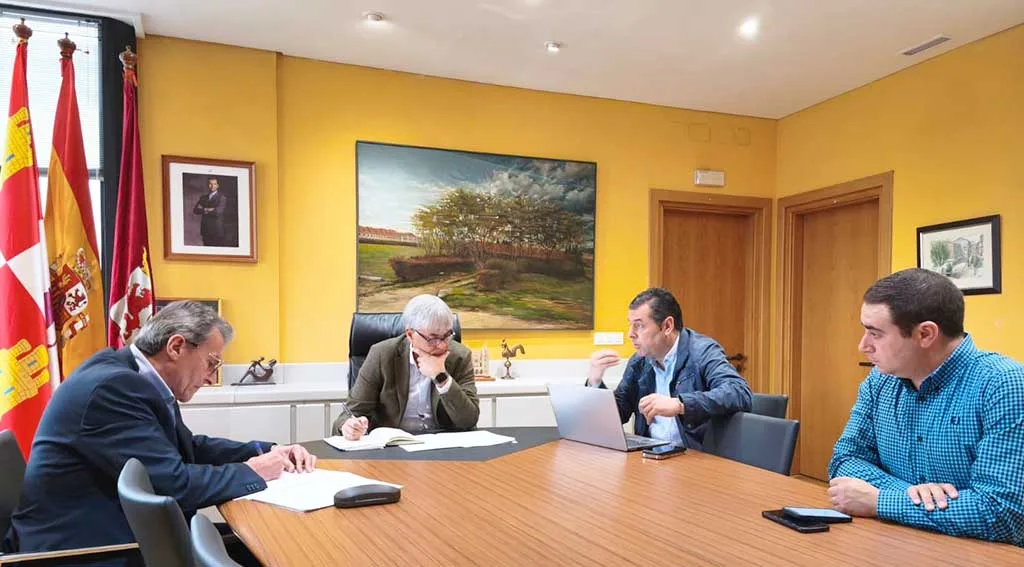 El delegado de la Junta aborda con la Asociación Leonesa de Apicultores la situación de la avispa asiática como asunto prioritario