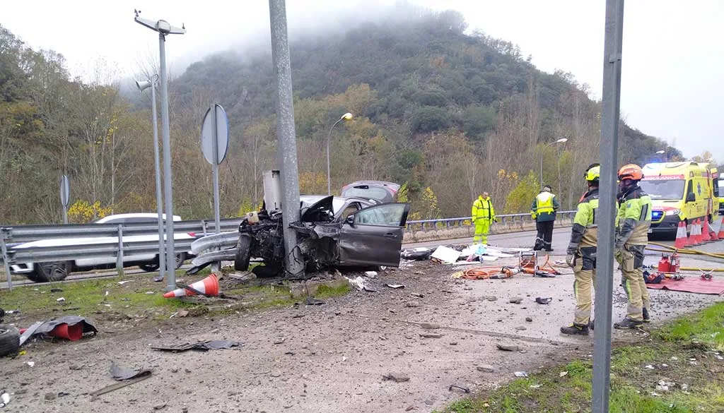 Accidente de tráfico en la A-6 a la altura de Villafranca del Bierzo tras salirse un turismo de la calzada e impactar frontalmente contra un poste
