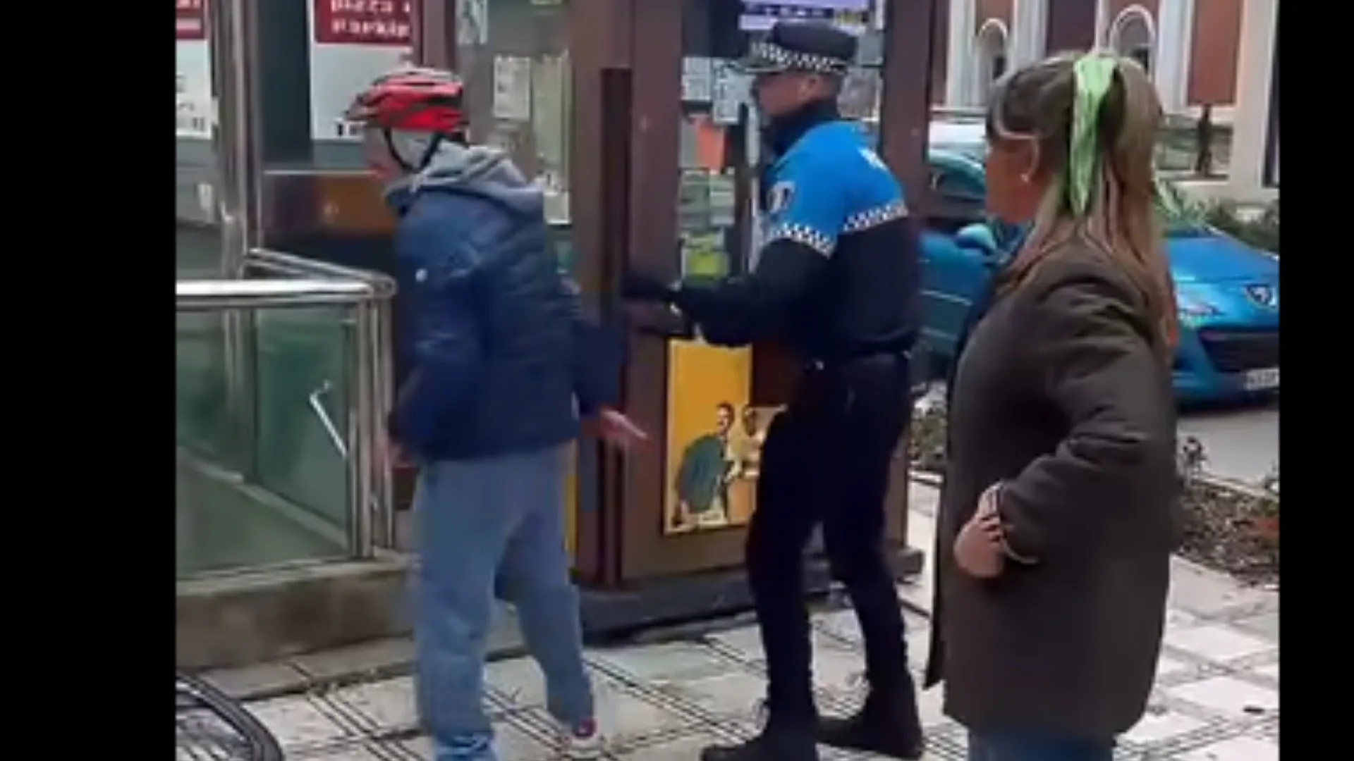 VIDEO | Agresión a la mesa informativa de VOX en la Plaza Julio Lazúrtegui de Ponferrada