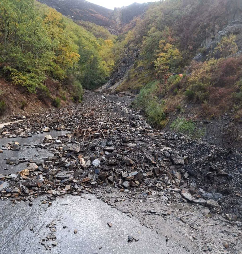 La Junta habilita un taxi monovolumen para garantizar el acceso a Peñalba de Santiago tras el derrumbe en la carretera del valle del Oza