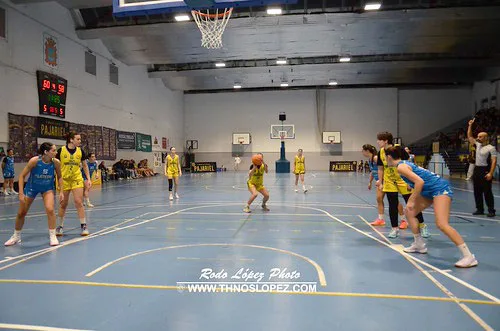 El 'Antonio Vecino' vibra con la cuarta victoria del Embutidos Pajariel 6,25 ante Peleteiro (61-60)