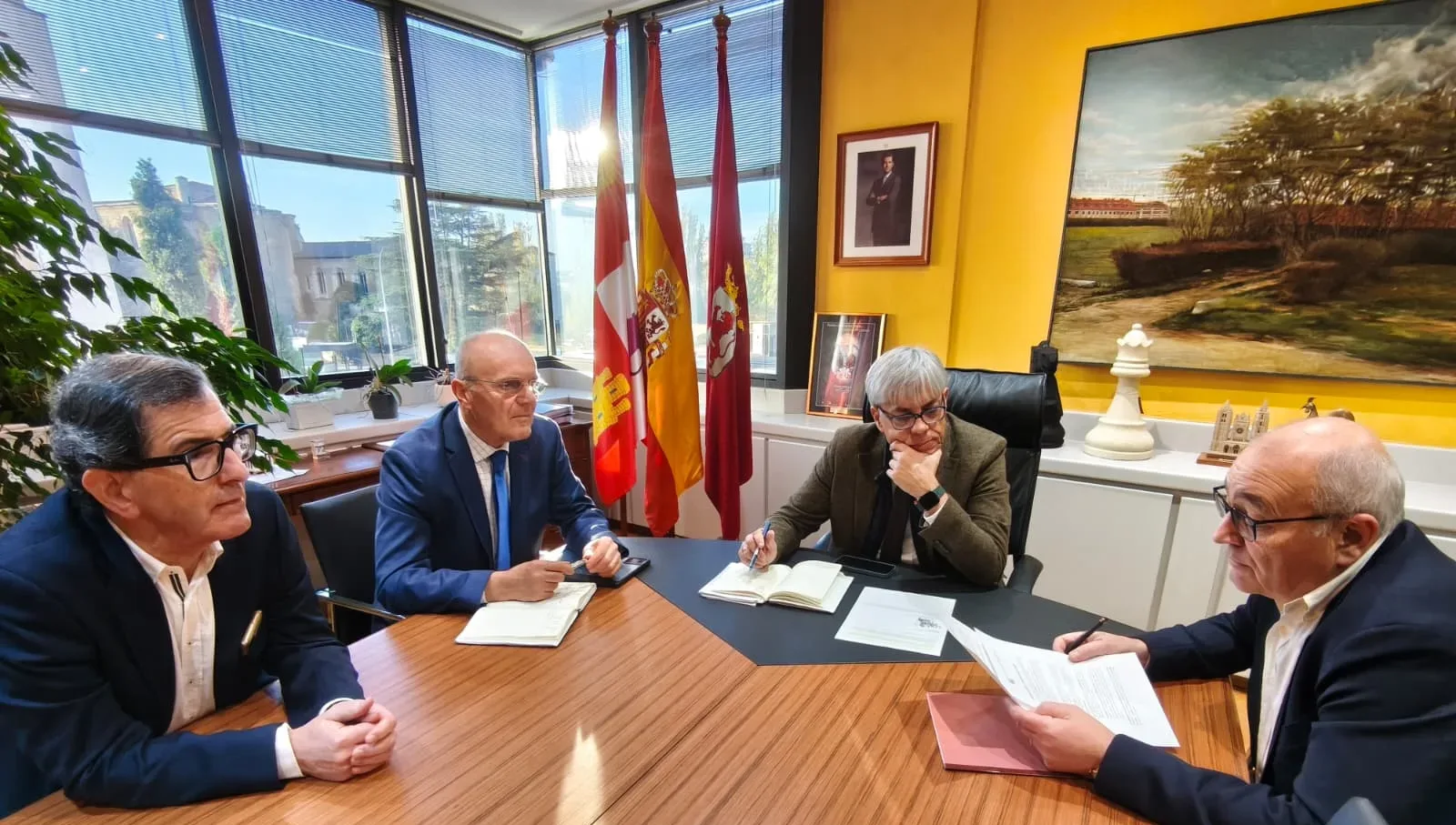 La Delegación de la Junta y COLPROLeón analizan infraestructuras claves de la provincia y repasan proyectos estancados