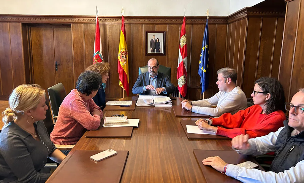 El Ejecutivo ponferradino decide iniciar el expediente para la reconstrucción de las piscinas "ante la irresponsabilidad de PSOE y VOX”
