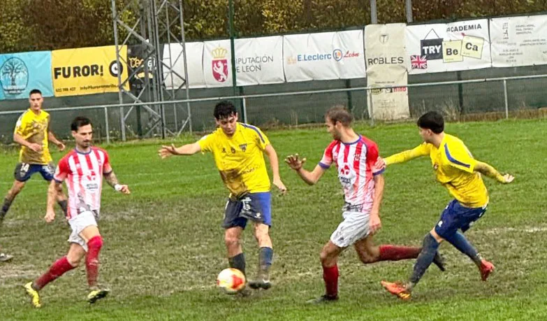 Derrota del Atlético Bembibre ante el Mansillés en un partido condicionado por el estado del terreno de juego y con un polémico gol anulado a los bercianos (1-0)