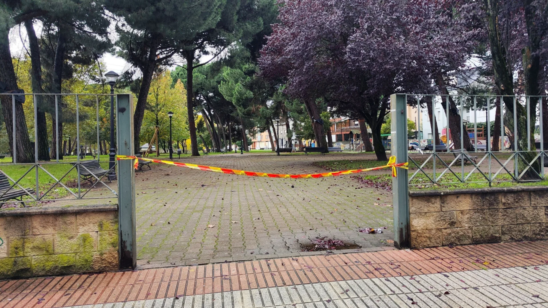 Cierre de parques públicos por seguridad ante el fuerte viento y las lluvias