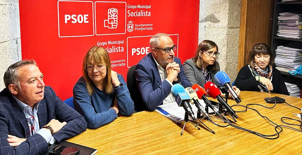 El PSOE acusa al alcalde de “escenificar” las comisiones de servicios públicos y redactar los pliegos sin informes técnicos