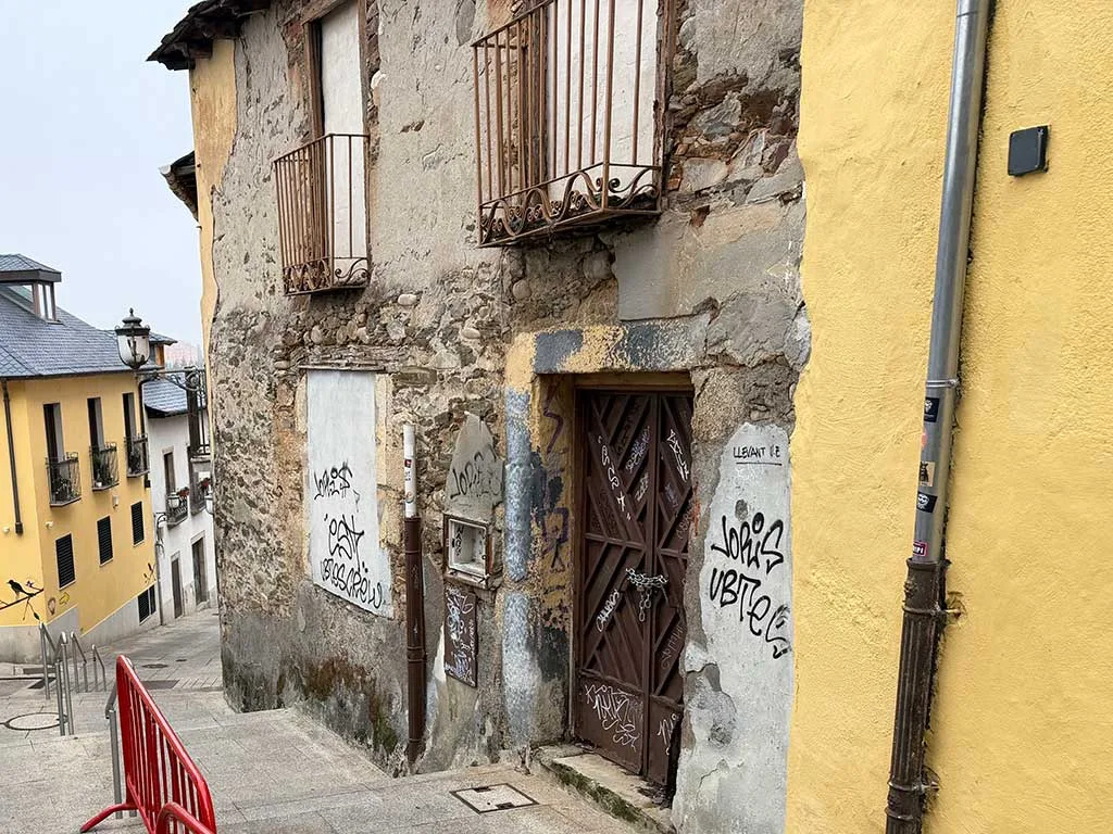 El PSOE acusa al equipo de gobierno de tener un “celo selectivo” en la limpieza de pintadas en Ponferrada