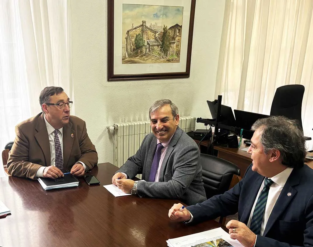 Junta y Ayuntamiento de Villafranca del Bierzo abordan la mejora de la accesibilidad al núcleo urbano por el puente medieval