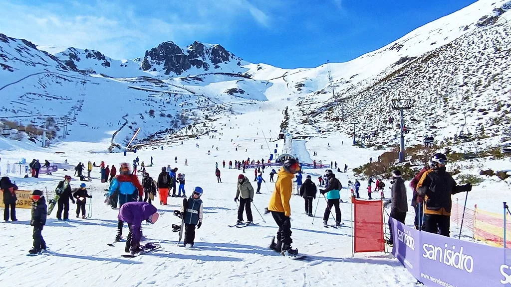 El primer fin de semana de nieve en San Isidro culmina con 2.000 personas