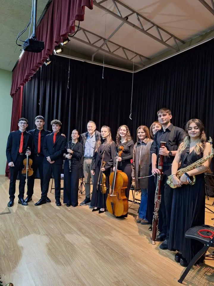 Concierto de Navidad del Grupo Joven Ospobi en Cabañas Raras: una tarde inolvidable llena de música y alegría
