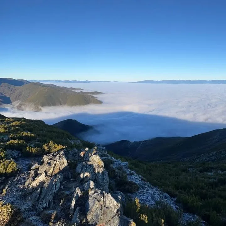 Niebla en Ponferrada: cómo afecta al turismo y la visibilidad en El Bierzo