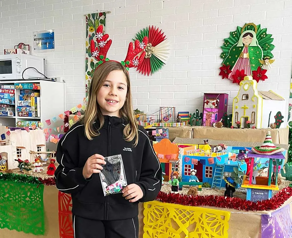 Una niña berciana dona pulseras hechas a mano al Servicio de Pediatría para “hacer más alegre la Navidad a los niños que están en el hospital”