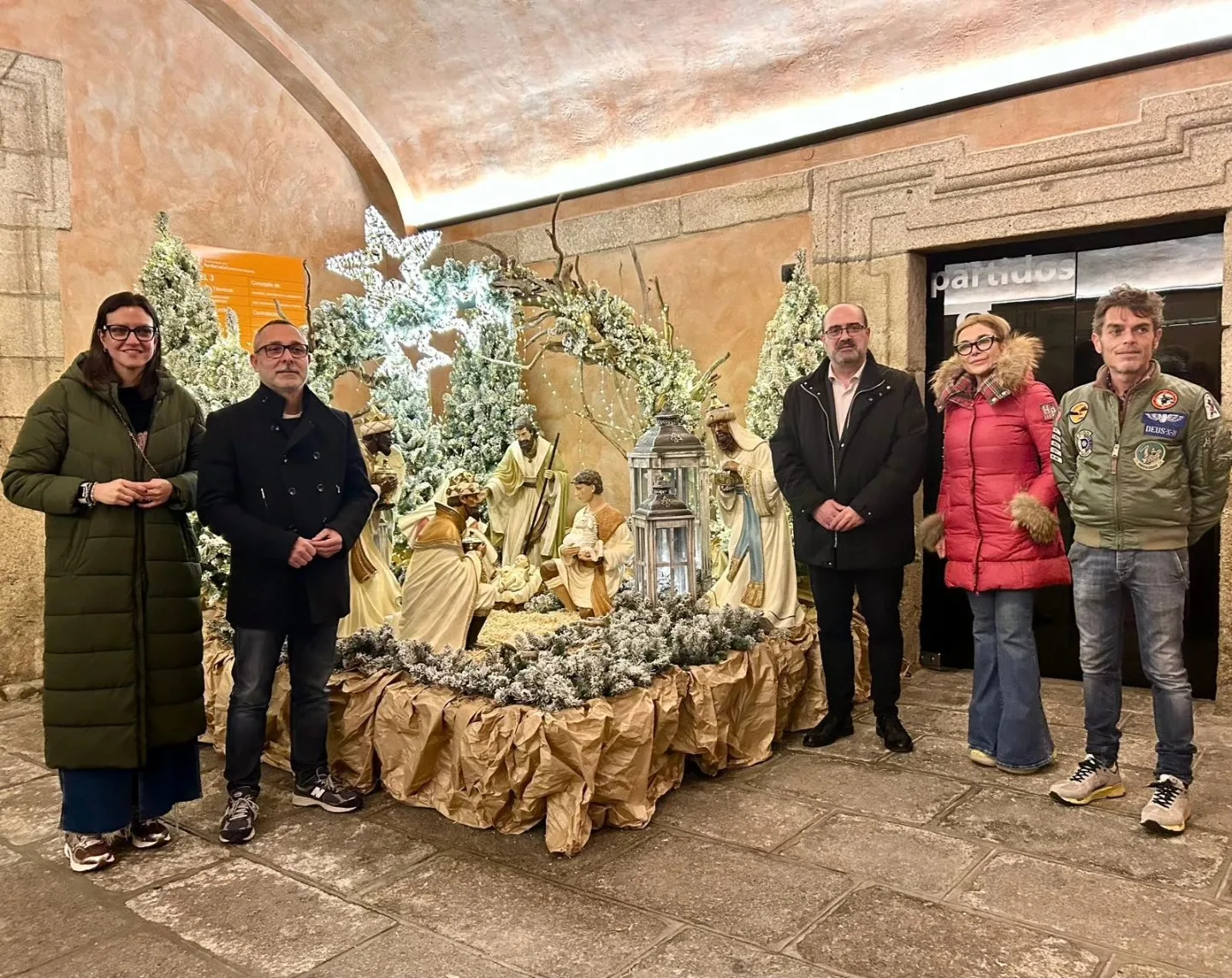 El Ayuntamiento de Ponferrada inaugura el Belén del zaguán con un emotivo homenaje a Manuel Cachafeiro