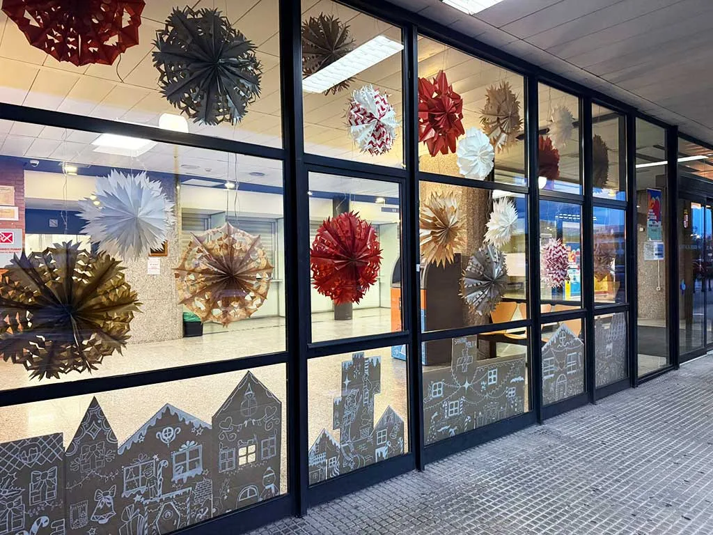 El IES Europa da al área de Oncología del Hospital El Bierzo un toque de color y alegría con su decoración navideña
