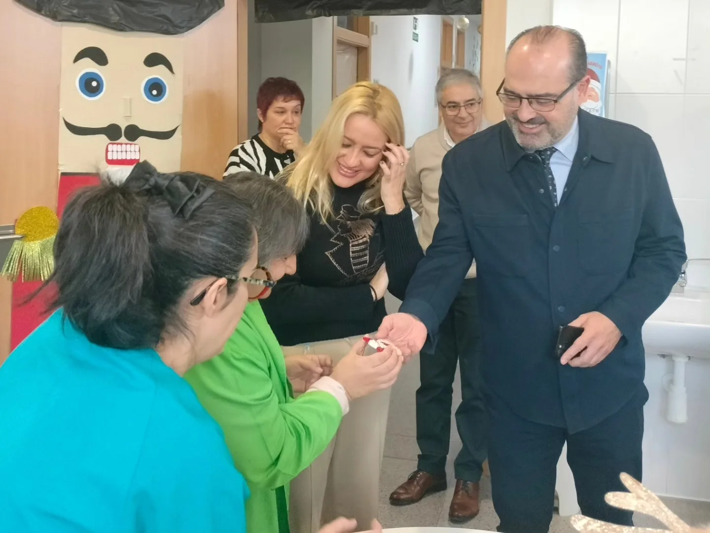 El alcalde de Ponferrada y la concejala de Bienestar visitan centros sociales para felicitar el Año Nuevo