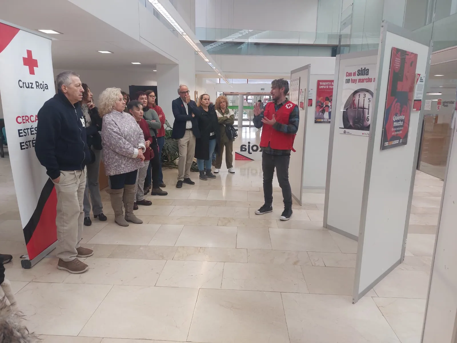 Cruz Roja inaugura en Ponferrada la exposición “20 años de campañas” por el Día Mundial del Sida