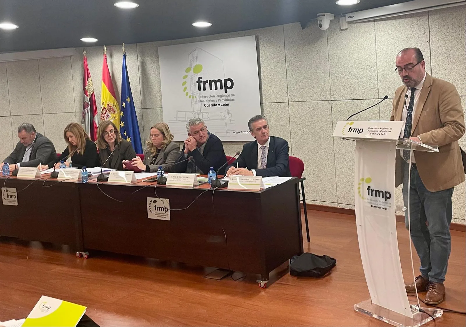 Morala denuncia que el Gobierno “encarece los servicios públicos” y reclama frenar la subida de tasas medioambientales
